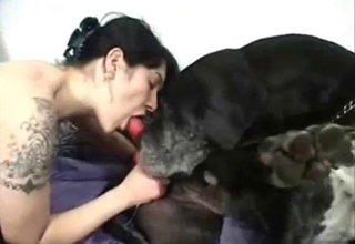 Tatted-up slut blows a horny dog